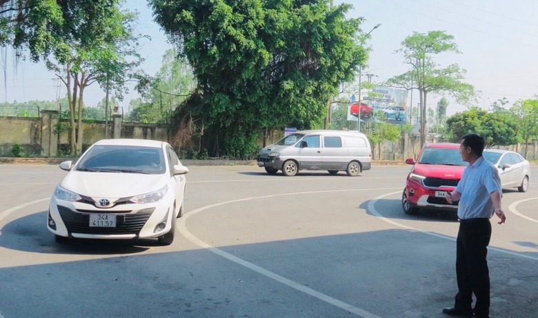 B&iacute; k&iacute;p Hải Dương chống &ugrave;n tắc đăng kiểm dịp cuối năm- Ảnh 2.