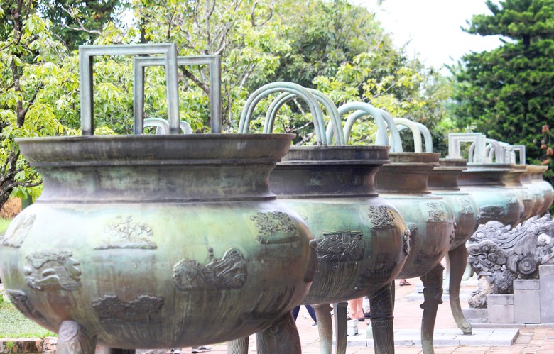 Kh&aacute;m ph&aacute; những &ldquo;kỳ hoa dị thảo&rdquo; đ&uacute;c nổi tr&ecirc;n 9 đỉnh đồng ở Ho&agrave;ng cung Huế- Ảnh 3.