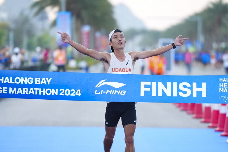 Nhà vô địch SEA Games về nhất tại giải Marathon Hạ Long 2024- Ảnh 1. Nhà vô địch SEA Games về nhất tại giải Marathon Hạ Long 2024- Ảnh 1.