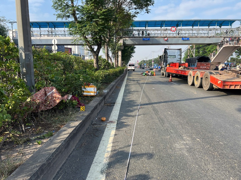 Xe m&aacute;y va dải ph&acirc;n c&aacute;ch, thanh ni&ecirc;n tử vong l&uacute;c rạng s&aacute;ng- Ảnh 1.