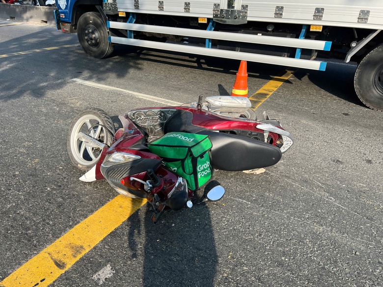 Xe m&aacute;y va dải ph&acirc;n c&aacute;ch, thanh ni&ecirc;n tử vong l&uacute;c rạng s&aacute;ng- Ảnh 2.