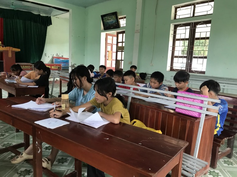 Chuyện cảm động về &ocirc;ng gi&aacute;o l&agrave;ng khuyết tật n&acirc;ng bước học tr&ograve; ngh&egrave;o- Ảnh 1.