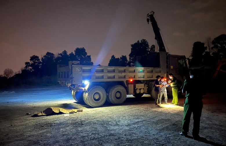 Lực lượng chức năng xử l&yacute; hiện trường.