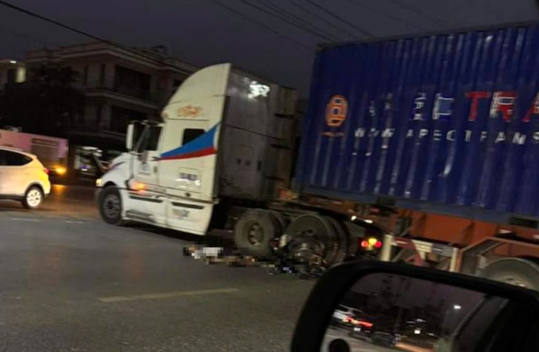 Hiện trường vụ tai nạn khiến người điều khiển xe m&aacute;y tử vong tại chỗ.