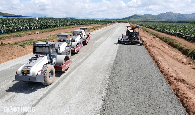 Th&aacute;ng 12, thảm m&eacute;t b&ecirc; t&ocirc;ng nhựa đầu ti&ecirc;n tr&ecirc;n cao tốc Kh&aacute;nh H&ograve;a - Bu&ocirc;n Ma Thuột- Ảnh 1.