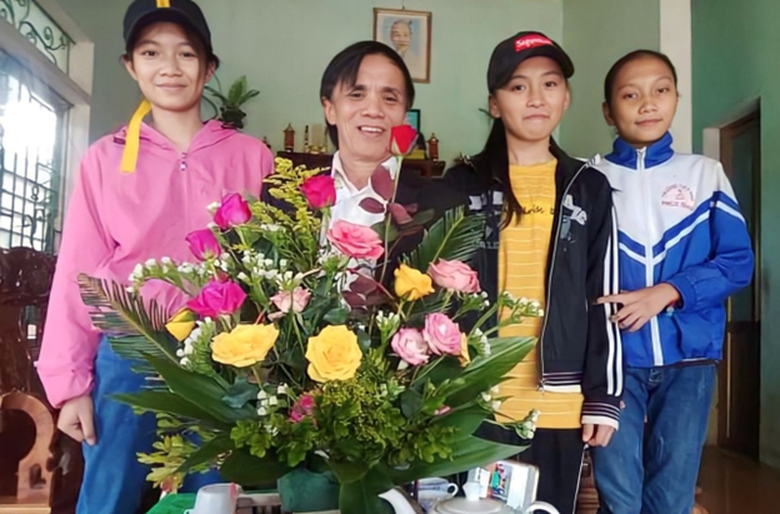 Chuyện cảm động về &ocirc;ng gi&aacute;o l&agrave;ng khuyết tật n&acirc;ng bước học tr&ograve; ngh&egrave;o- Ảnh 2.