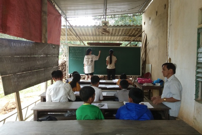 Chuyện cảm động về &ocirc;ng gi&aacute;o l&agrave;ng khuyết tật n&acirc;ng bước học tr&ograve; ngh&egrave;o- Ảnh 3.