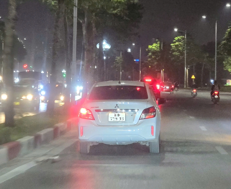 Một b&ecirc;n đ&egrave;n phanh yếu hơn, &ocirc; t&ocirc; c&oacute; được đăng kiểm?- Ảnh 1.