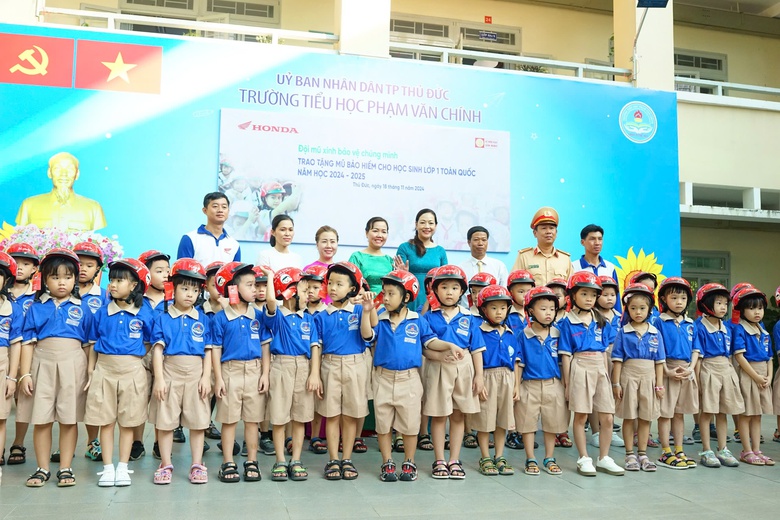 Head Sơn Minh trao mũ bảo hiểm cho học sinh trường Tiểu học Phạm Văn Ch&iacute;nh (Thủ Đức)- Ảnh 2.