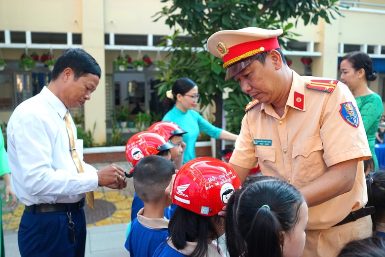 Head Sơn Minh trao mũ bảo hiểm cho học sinh trường Tiểu học Phạm Văn Ch&iacute;nh (Thủ Đức)- Ảnh 1.