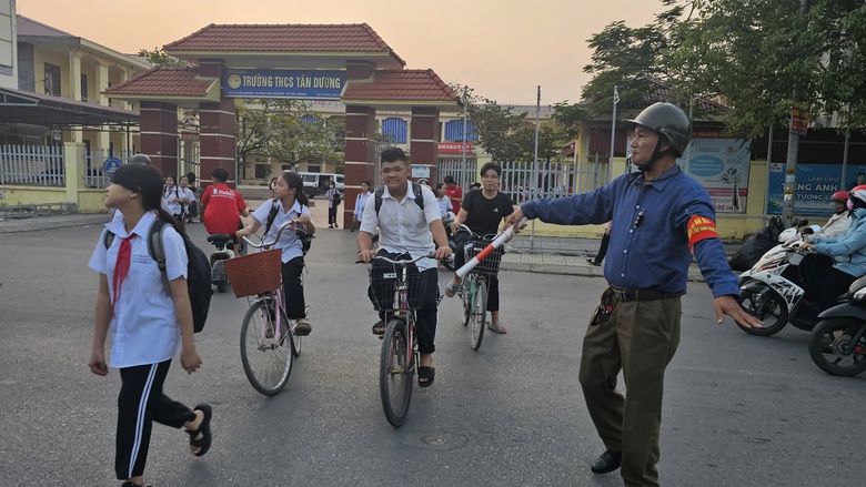 Người "v&aacute;c t&ugrave; v&agrave; h&agrave;ng tổng" ở cổng trường- Ảnh 1.