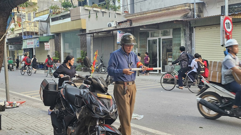 Người "v&aacute;c t&ugrave; v&agrave; h&agrave;ng tổng" ở cổng trường- Ảnh 2.