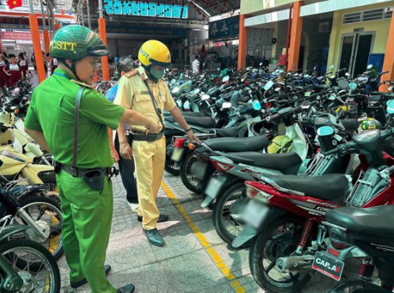 CSGT TP.HCM xử l&yacute; hơn 6.600 học sinh, phụ huynh vi phạm giao th&ocirc;ng trong th&aacute;ng cao điểm- Ảnh 2.