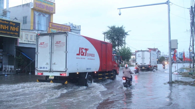 Triều cường l&ecirc;n cao, C&agrave; Mau khẩn trương ứng ph&oacute;- Ảnh 1.