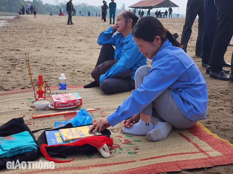 Vụ nhóm học sinh mất tích ở Phú Thọ: Đỏ mắt ngóng tin con nơi bãi soi sông Hồng- Ảnh 1. Vụ nhóm học sinh mất tích ở Phú Thọ: Đỏ mắt ngóng tin con nơi bãi soi sông Hồng- Ảnh 1.