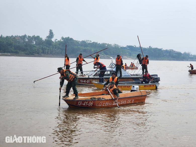 Vụ nhóm học sinh mất tích ở Phú Thọ: Đỏ mắt ngóng tin con nơi bãi soi sông Hồng- Ảnh 4. Vụ nhóm học sinh mất tích ở Phú Thọ: Đỏ mắt ngóng tin con nơi bãi soi sông Hồng- Ảnh 4.