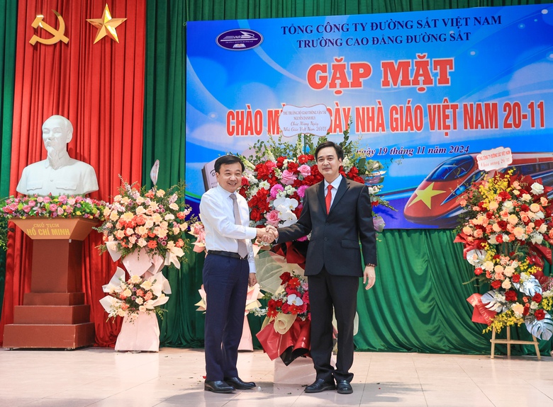 Thứ trưởng Nguyễn Danh Huy ch&uacute;c mừng trường Cao đẳng Đường sắt nh&acirc;n dịp 20/11- Ảnh 1.