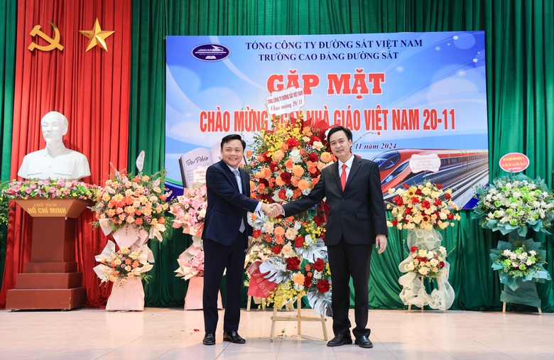 Thứ trưởng Nguyễn Danh Huy ch&uacute;c mừng trường Cao đẳng Đường sắt nh&acirc;n dịp 20/11- Ảnh 3.