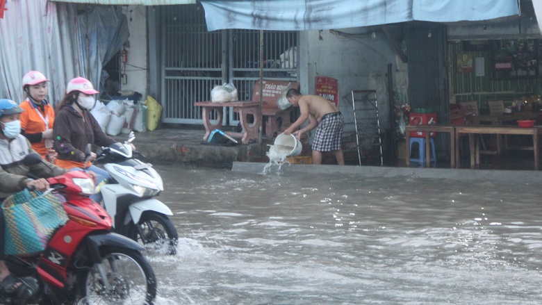 Triều cường l&ecirc;n cao, C&agrave; Mau khẩn trương ứng ph&oacute;- Ảnh 4.