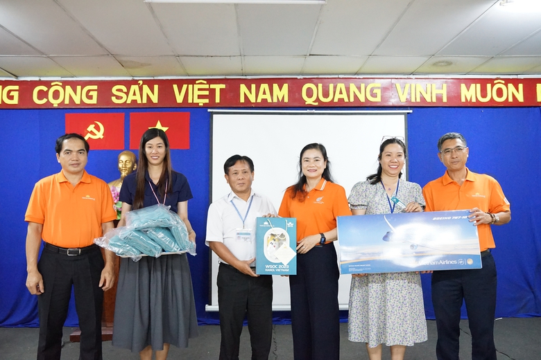Vietnam Airlines "t&ocirc; cam bầu trời" v&igrave; b&igrave;nh đẳng giới- Ảnh 3.