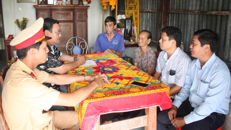 Ban ATGT C&agrave; Mau thăm hỏi, hỗ trợ gia đ&igrave;nh nạn nh&acirc;n tử vong do tai nạn giao th&ocirc;ng- Ảnh 1.