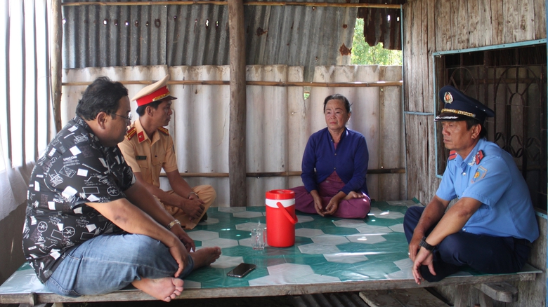 Ban ATGT C&agrave; Mau thăm hỏi, hỗ trợ gia đ&igrave;nh nạn nh&acirc;n tử vong do tai nạn giao th&ocirc;ng- Ảnh 2.