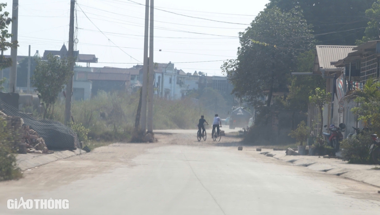 Thái Nguyên: Người dân khốn khổ vì bụi do xe chở đất phục vụ dự án- Ảnh 3. Thái Nguyên: Người dân khốn khổ vì bụi do xe chở đất phục vụ dự án- Ảnh 3.