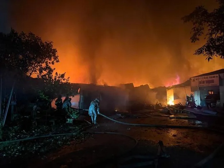 Cháy lớn kho xưởng ở Định Công, người dân hoảng hốt sơ tán- Ảnh 2. Cháy lớn kho xưởng ở Định Công, người dân hoảng hốt sơ tán- Ảnh 2.