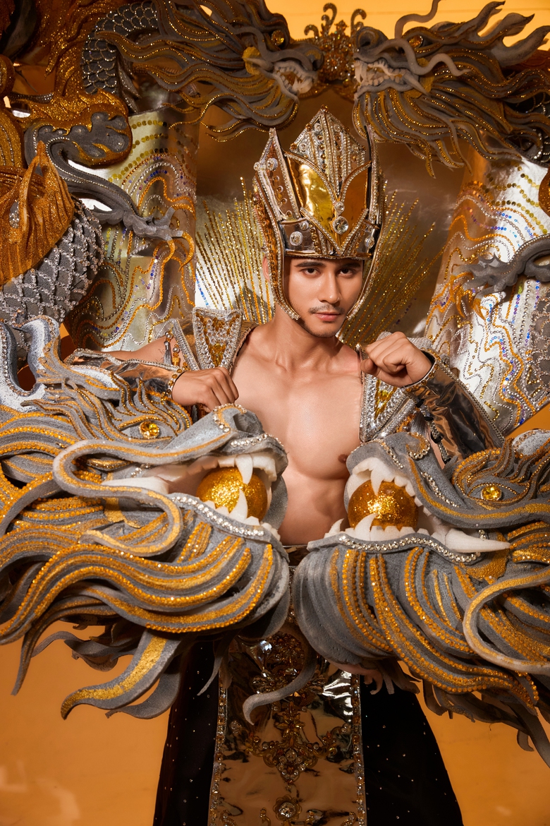 Trang phục D&acirc;n tộc của nam vương Tuấn Ngọc tại Mr World 2024 đặc biệt thế n&agrave;o?- Ảnh 3.