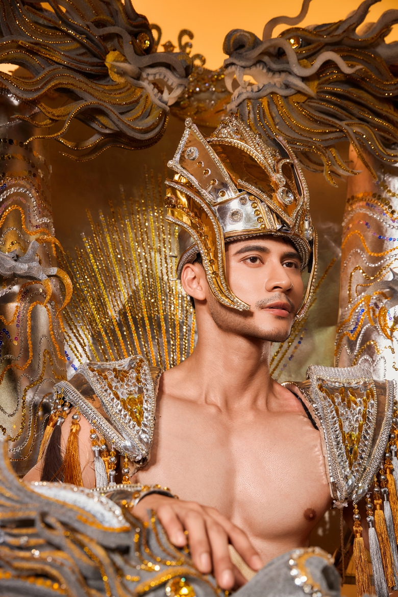 Trang phục D&acirc;n tộc của nam vương Tuấn Ngọc tại Mr World 2024 đặc biệt thế n&agrave;o?- Ảnh 2.