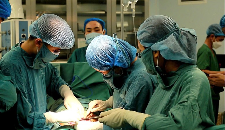 K&iacute;ch hoạt b&aacute;o động đỏ to&agrave;n viện cứu 2 mẹ con sản phụ bị vỡ tử cung- Ảnh 1.