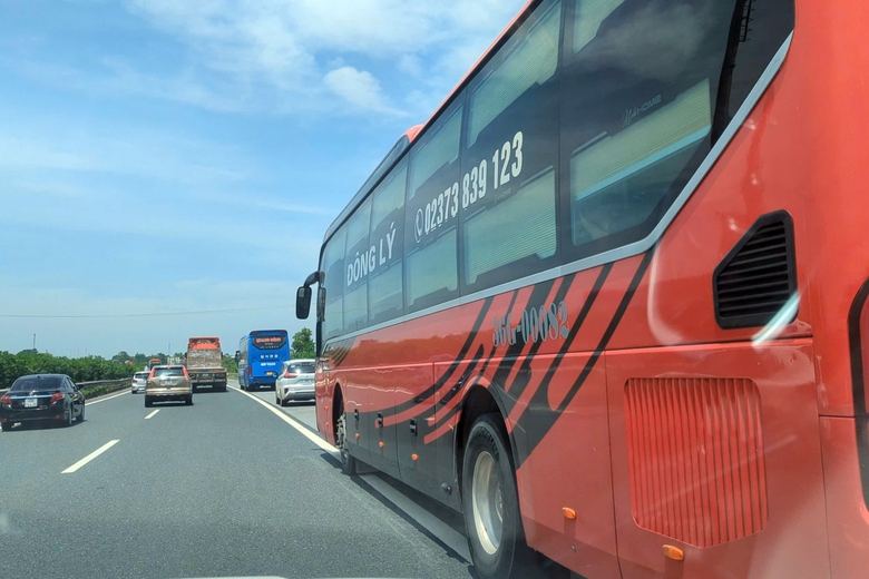 CSGT tổng kiểm tra &ocirc; t&ocirc; kh&aacute;ch v&agrave;o cao tốc: Một ng&agrave;y xử phạt hơn 100 t&agrave;i xế v&agrave; chủ xe- Ảnh 2.