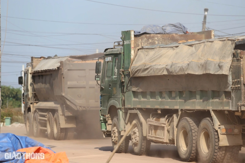 Thái Nguyên: Người dân khốn khổ vì bụi do xe chở đất phục vụ dự án- Ảnh 17. Thái Nguyên: Người dân khốn khổ vì bụi do xe chở đất phục vụ dự án- Ảnh 17.