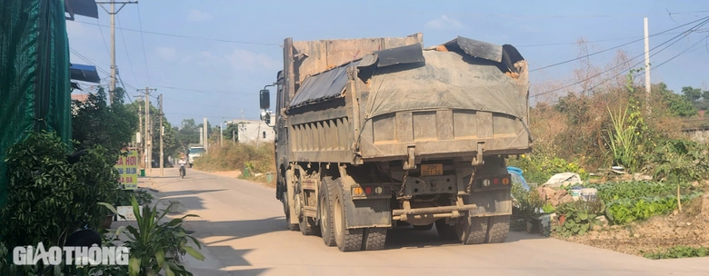 Thái Nguyên: Người dân khốn khổ vì bụi do xe chở đất phục vụ dự án- Ảnh 8. Thái Nguyên: Người dân khốn khổ vì bụi do xe chở đất phục vụ dự án- Ảnh 8.