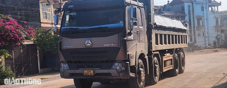 Thái Nguyên: Người dân khốn khổ vì bụi do xe chở đất phục vụ dự án- Ảnh 16. Thái Nguyên: Người dân khốn khổ vì bụi do xe chở đất phục vụ dự án- Ảnh 16.