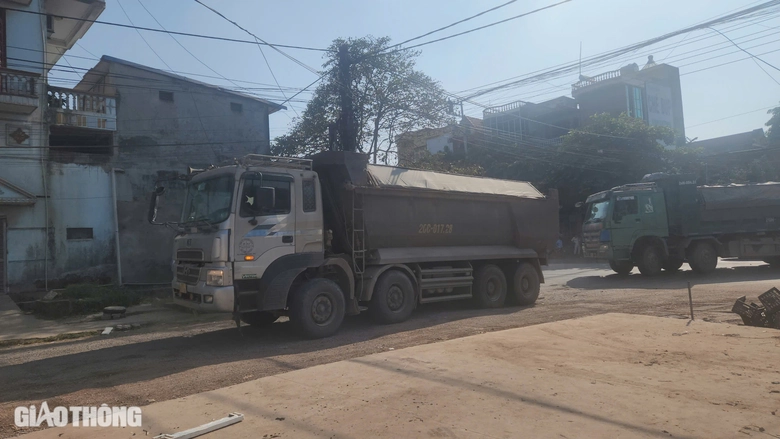 Thái Nguyên: Người dân khốn khổ vì bụi do xe chở đất phục vụ dự án- Ảnh 12. Thái Nguyên: Người dân khốn khổ vì bụi do xe chở đất phục vụ dự án- Ảnh 12.