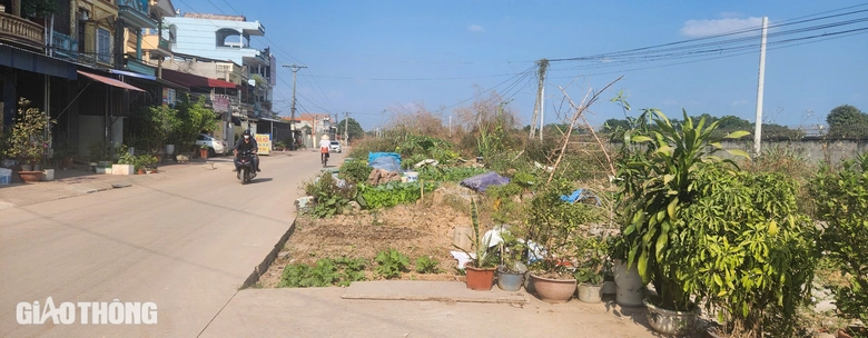 Thái Nguyên: Người dân khốn khổ vì bụi do xe chở đất phục vụ dự án- Ảnh 7. Thái Nguyên: Người dân khốn khổ vì bụi do xe chở đất phục vụ dự án- Ảnh 7.