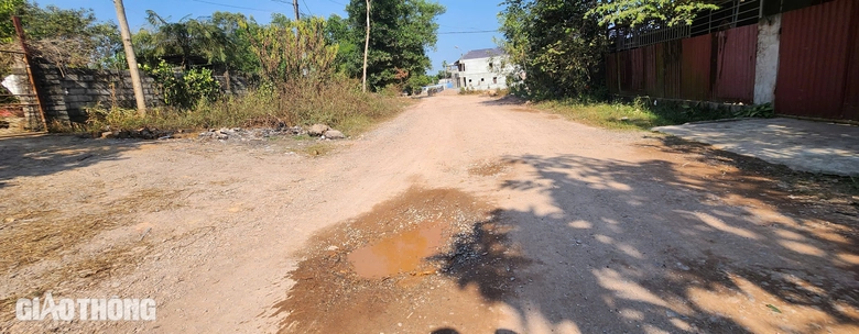 Thái Nguyên: Người dân khốn khổ vì bụi do xe chở đất phục vụ dự án- Ảnh 2. Thái Nguyên: Người dân khốn khổ vì bụi do xe chở đất phục vụ dự án- Ảnh 2.