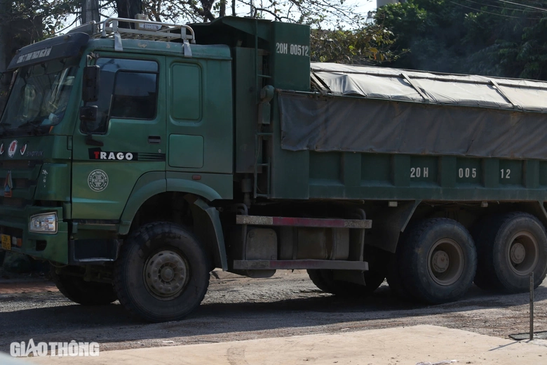 Thái Nguyên: Người dân khốn khổ vì bụi do xe chở đất phục vụ dự án- Ảnh 15. Thái Nguyên: Người dân khốn khổ vì bụi do xe chở đất phục vụ dự án- Ảnh 15.