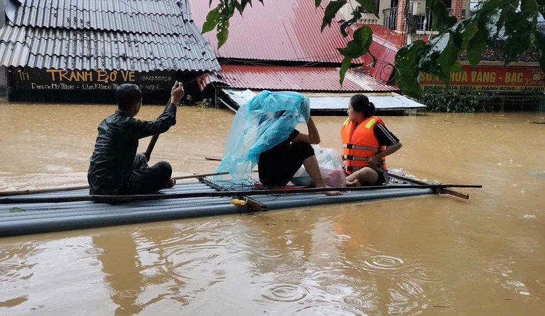 Hái hoa rừng tri ân thầy cô ở nơi từng là tâm lũ kinh hoàng- Ảnh 6. Hái hoa rừng tri ân thầy cô ở nơi từng là tâm lũ kinh hoàng- Ảnh 6.