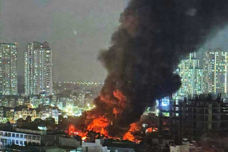 Cháy lớn kho xưởng ở Định Công, người dân hoảng hốt sơ tán- Ảnh 1. Cháy lớn kho xưởng ở Định Công, người dân hoảng hốt sơ tán- Ảnh 1.