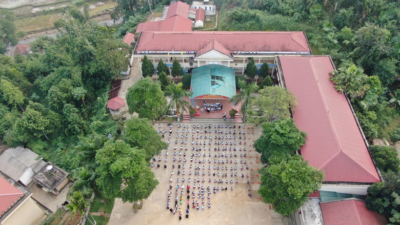 Hái hoa rừng tri ân thầy cô ở nơi từng là tâm lũ kinh hoàng- Ảnh 5. Hái hoa rừng tri ân thầy cô ở nơi từng là tâm lũ kinh hoàng- Ảnh 5.