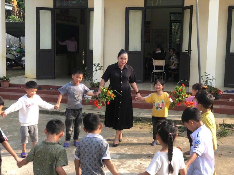 Hái hoa rừng tri ân thầy cô ở nơi từng là tâm lũ kinh hoàng- Ảnh 3. Hái hoa rừng tri ân thầy cô ở nơi từng là tâm lũ kinh hoàng- Ảnh 3.