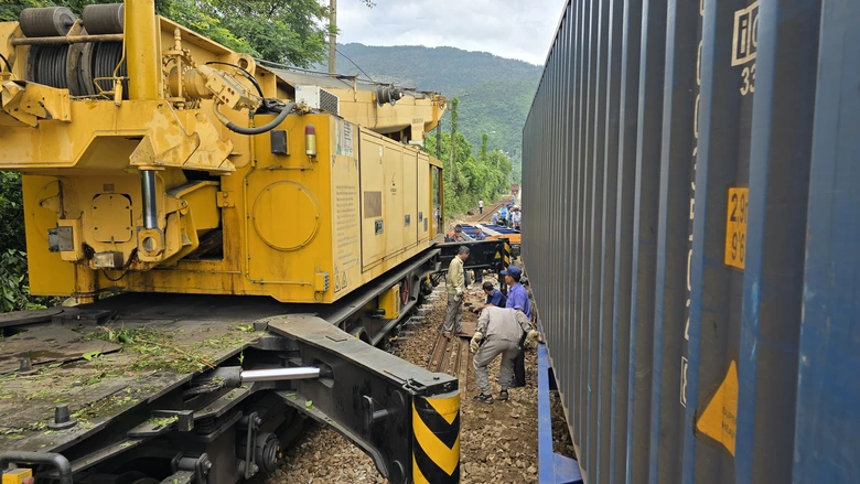 Th&ocirc;ng đường sắt qua đ&egrave;o Hải V&acirc;n sau sự cố t&agrave;u h&agrave;ng trật b&aacute;nh- Ảnh 1.