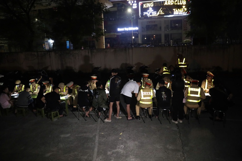 Chặn bắt 30 "qu&aacute;i xế" chạy xe m&aacute;y gầm r&uacute;, lạng l&aacute;ch trong đ&ecirc;m- Ảnh 12.