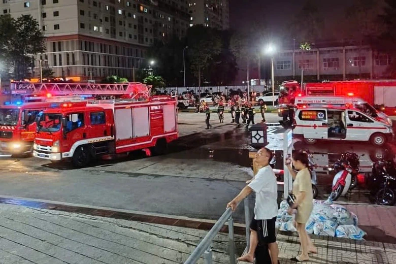 Ch&aacute;y căn hộ chung cư trong đ&ecirc;m, người d&acirc;n hoảng loạn th&aacute;o chạy - Ảnh 1.
