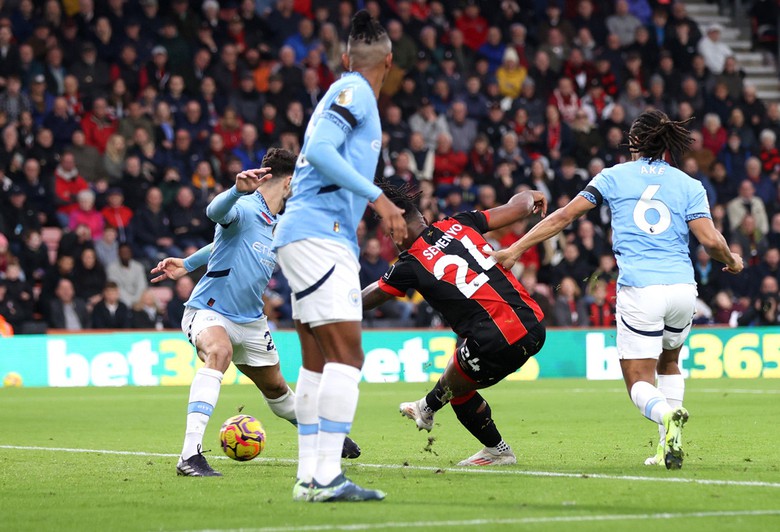 Ngoại hạng Anh: Man City v&agrave; Arsenal rủ nhau thua sốc, Liverpool ngược d&ograve;ng trong 3 ph&uacute;t- Ảnh 1.
