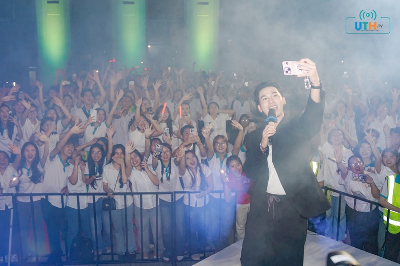 Sinh vi&ecirc;n Đại học GTVT TP.HCM b&ugrave;ng nổ cảm x&uacute;c ng&agrave;y hội "Light up the Night"- Ảnh 4.