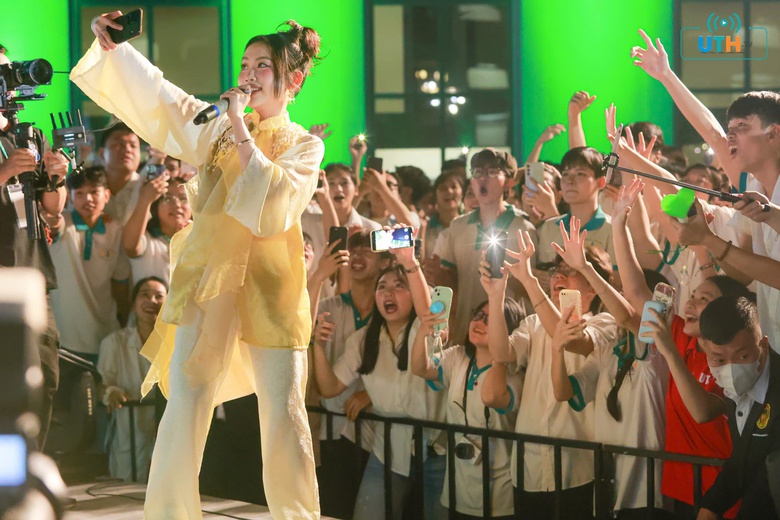 Sinh vi&ecirc;n Đại học GTVT TP.HCM b&ugrave;ng nổ cảm x&uacute;c ng&agrave;y hội "Light up the Night"- Ảnh 6.