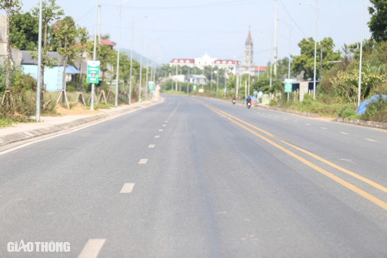 Đường trăm tỷ ở Thái Nguyên xuất hiện vệt lún sâu 10cm sau hơn một năm sử dụng- Ảnh 2. Đường trăm tỷ ở Thái Nguyên xuất hiện vệt lún sâu 10cm sau hơn một năm sử dụng- Ảnh 2.